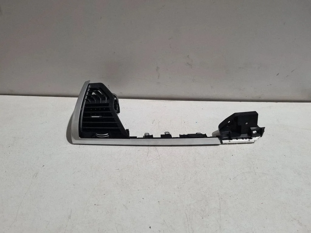 Dashboard side air vent grill/cover trim 9384397