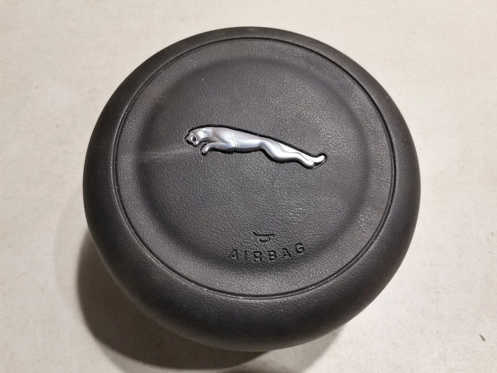 Steering wheel airbag J9C3043B13