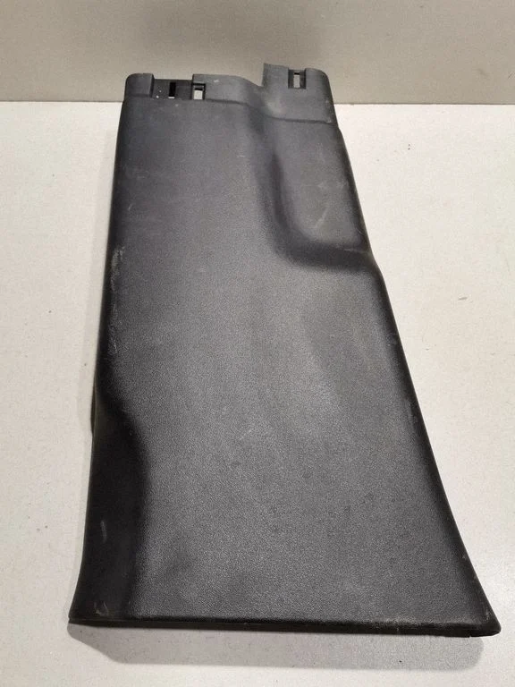 (B) pillar trim (bottom) L8B231057A