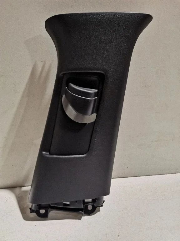 (B) statņa apdare (augšējā) – Lexus UX (2018-)