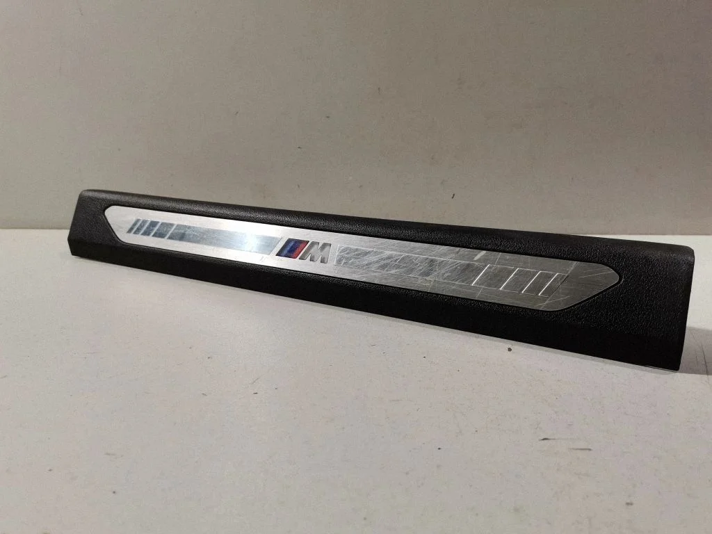 Front sill trim cover 19184810
