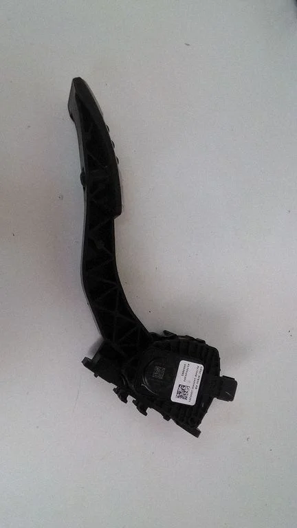 Accelerator throttle pedal K863G9F836