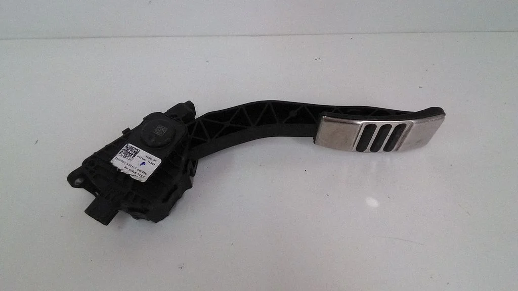 Accelerator throttle pedal K863G9F836