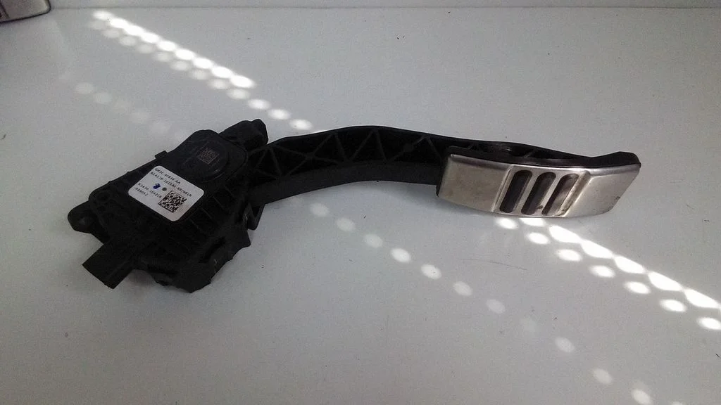 Accelerator throttle pedal K863G9F836