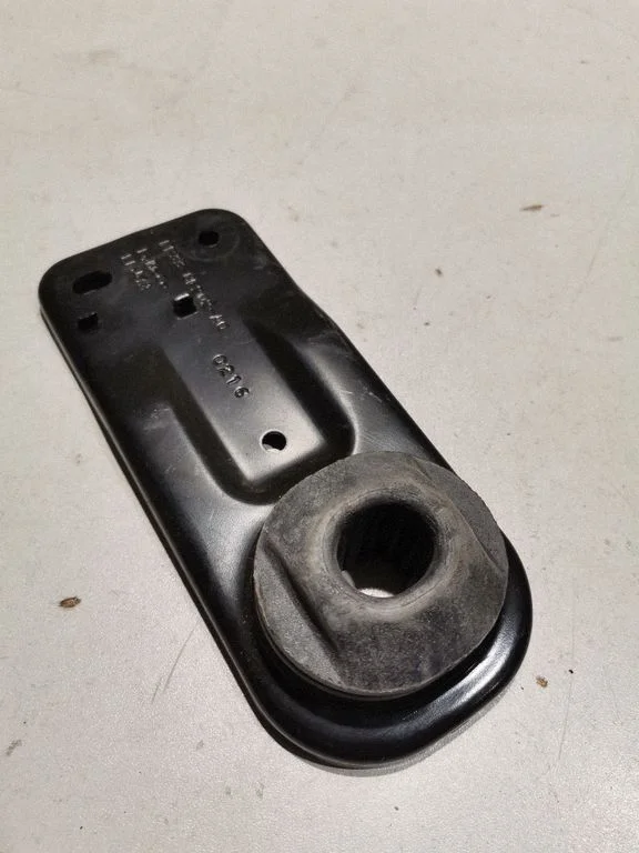 Radiator support slam panel bracket FR338K202AC