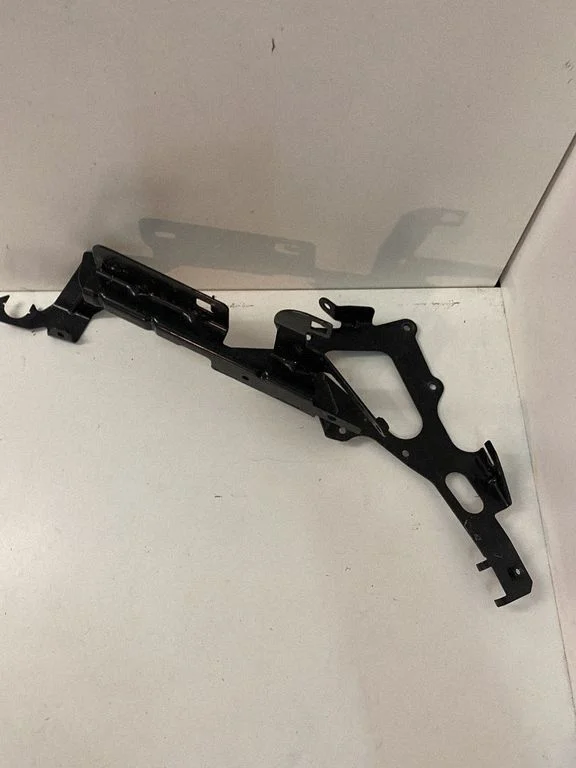Other engine bay part 7P5819750A