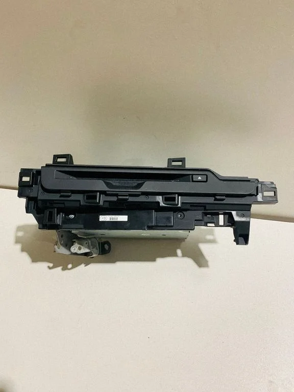 Radio/CD/DVD/GPS head unit – Lexus UX (2018-)