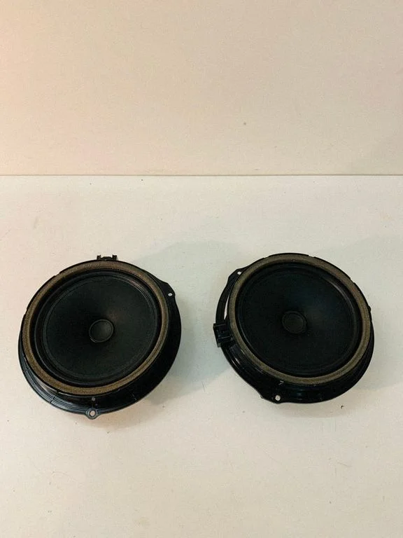 Skaļrunis (-ņi) priekšējās durvīs JJ3218808AA