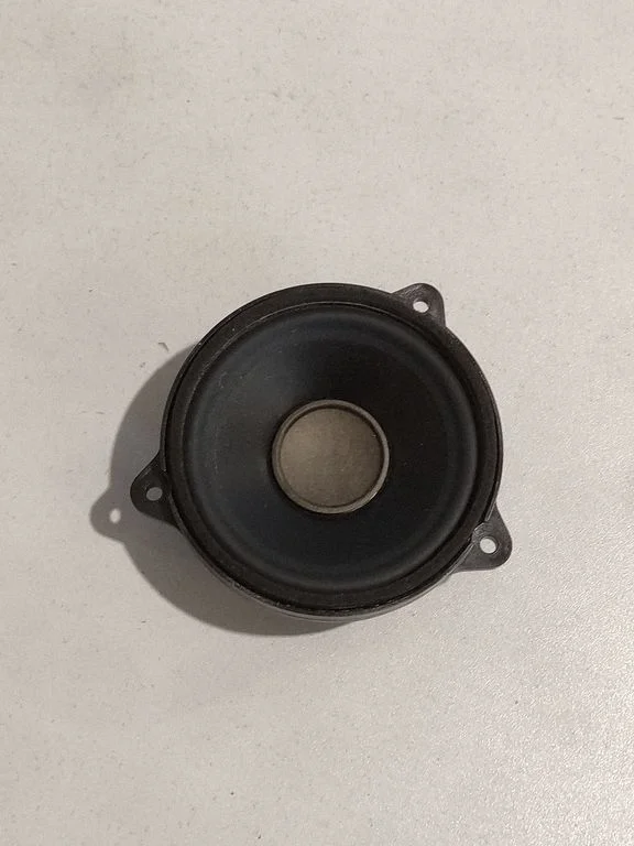 Skaļrunis (-ņi) priekšējās durvīs BJ3218808BB
