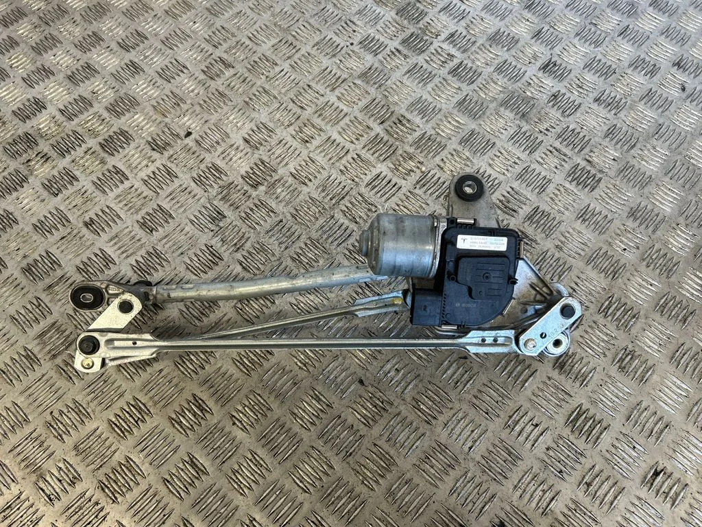 Mechanizm wycieraczek z silniczkiem – Tesla Model S (2012-)