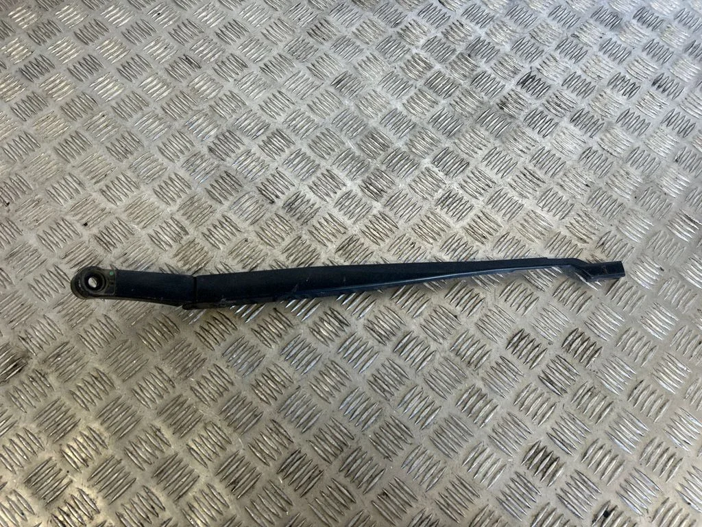 Front wiper blade arm