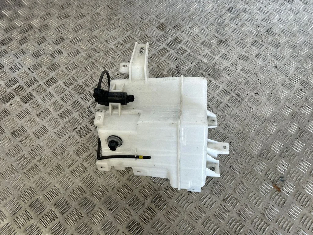 Windshield washer fluid reservoir/tank