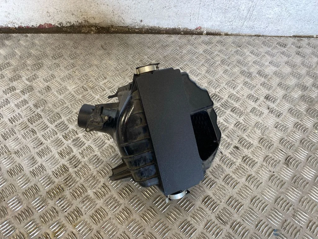 Air filter box – front