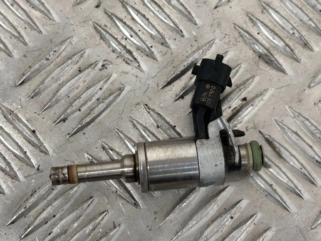 Fuel injector 0261500428