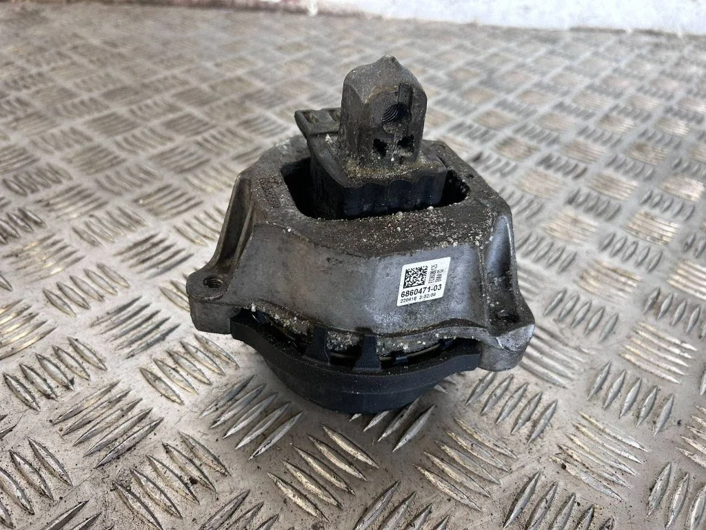 Engine mount bracket 6860471