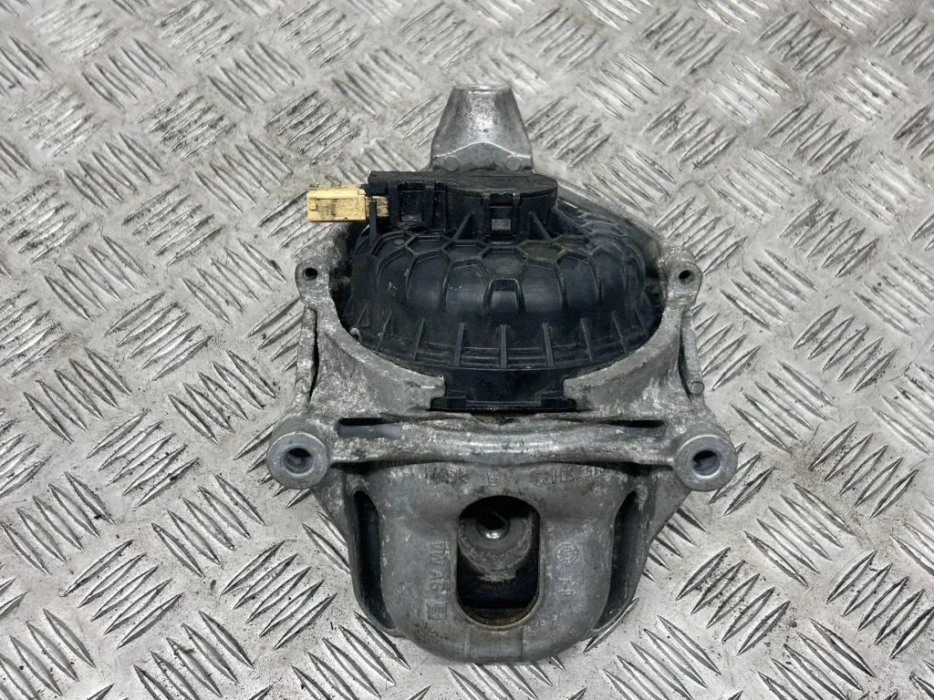 Engine mount bracket 4M0199372FE