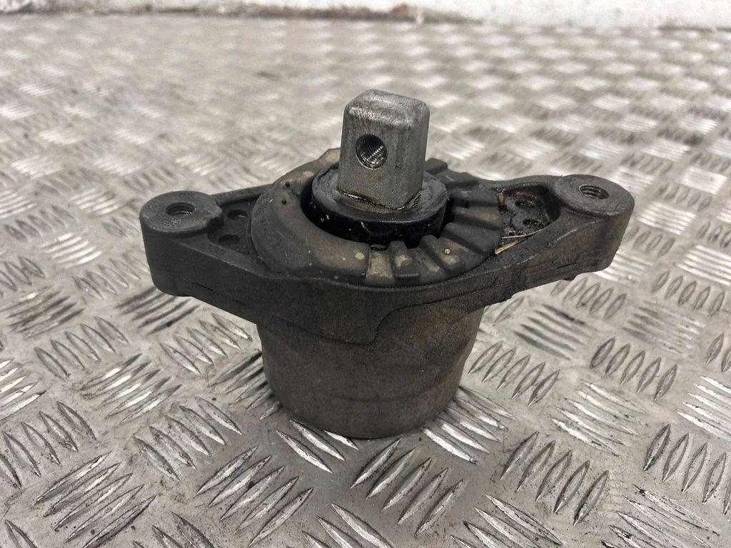 Engine mount bracket 06700048700