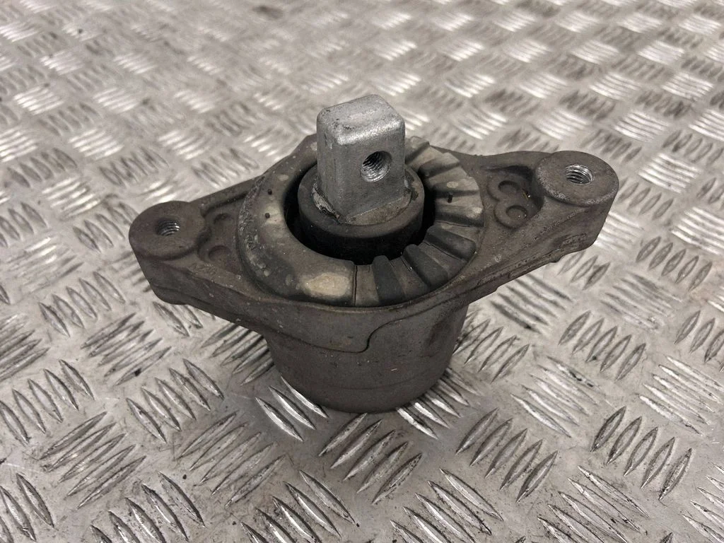 Engine mount bracket 06700048710
