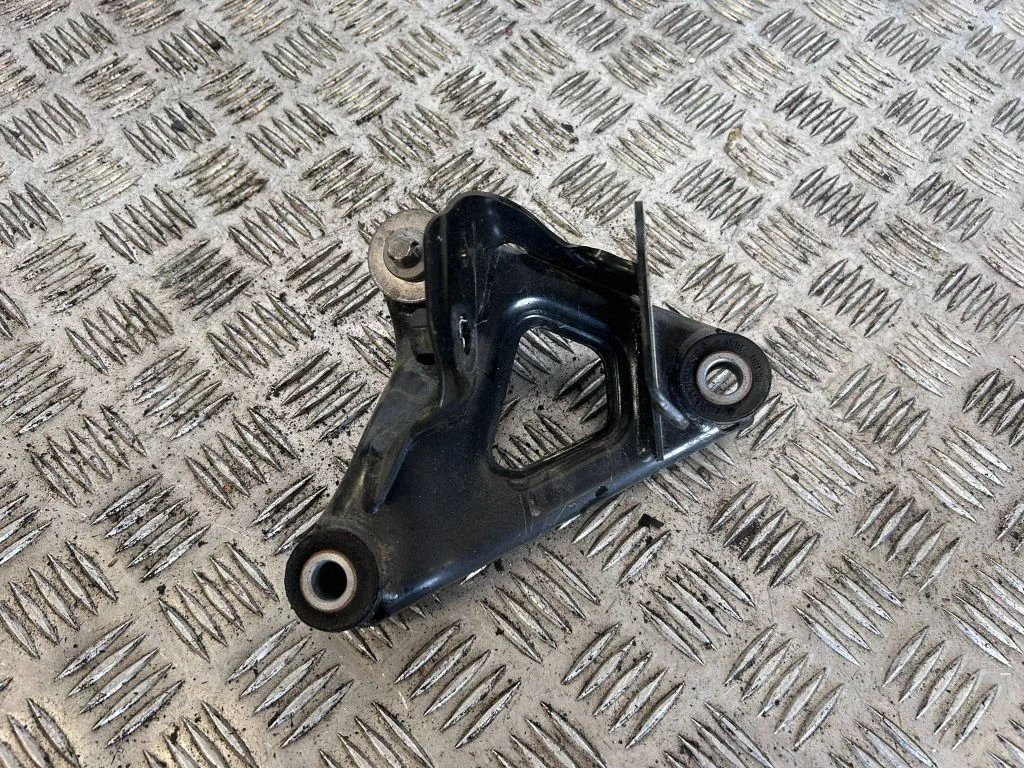Engine mounting bracket 111023300C