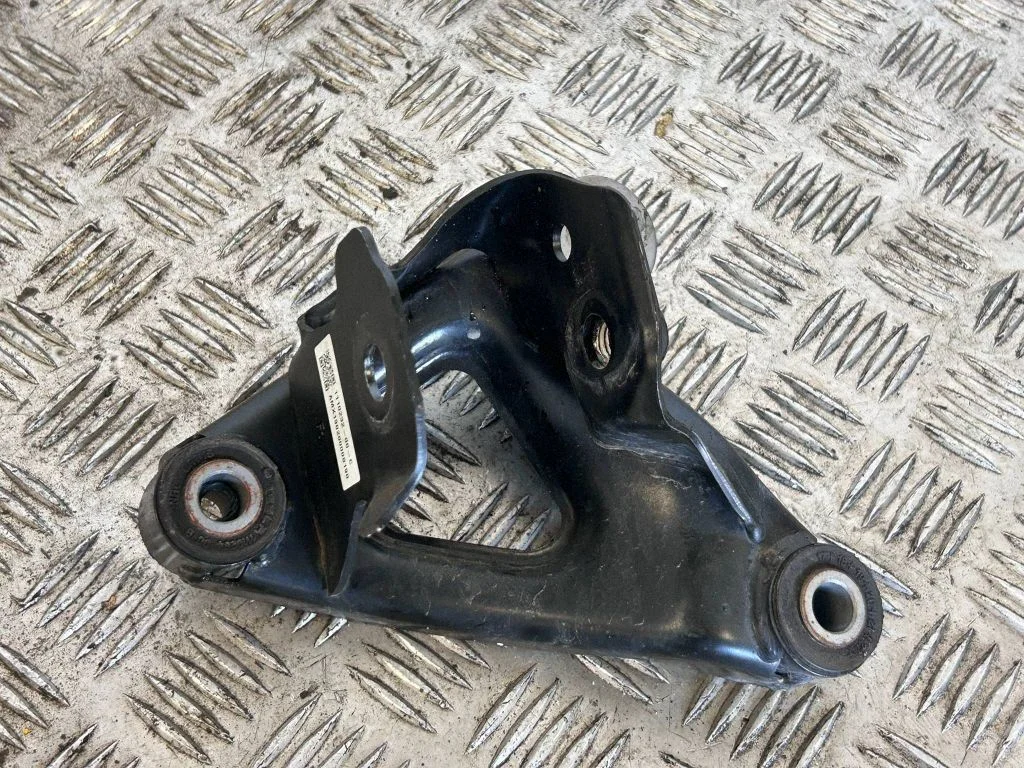 Engine mounting bracket 111023200C