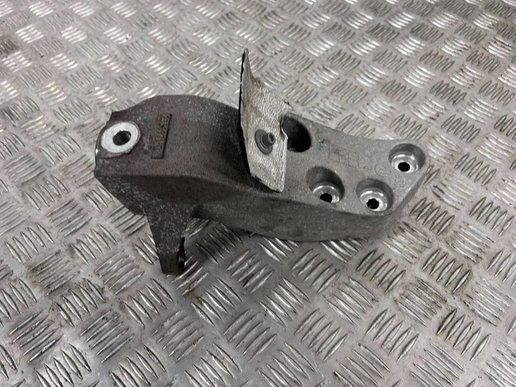 Mootori kinnituskronstein 2336971