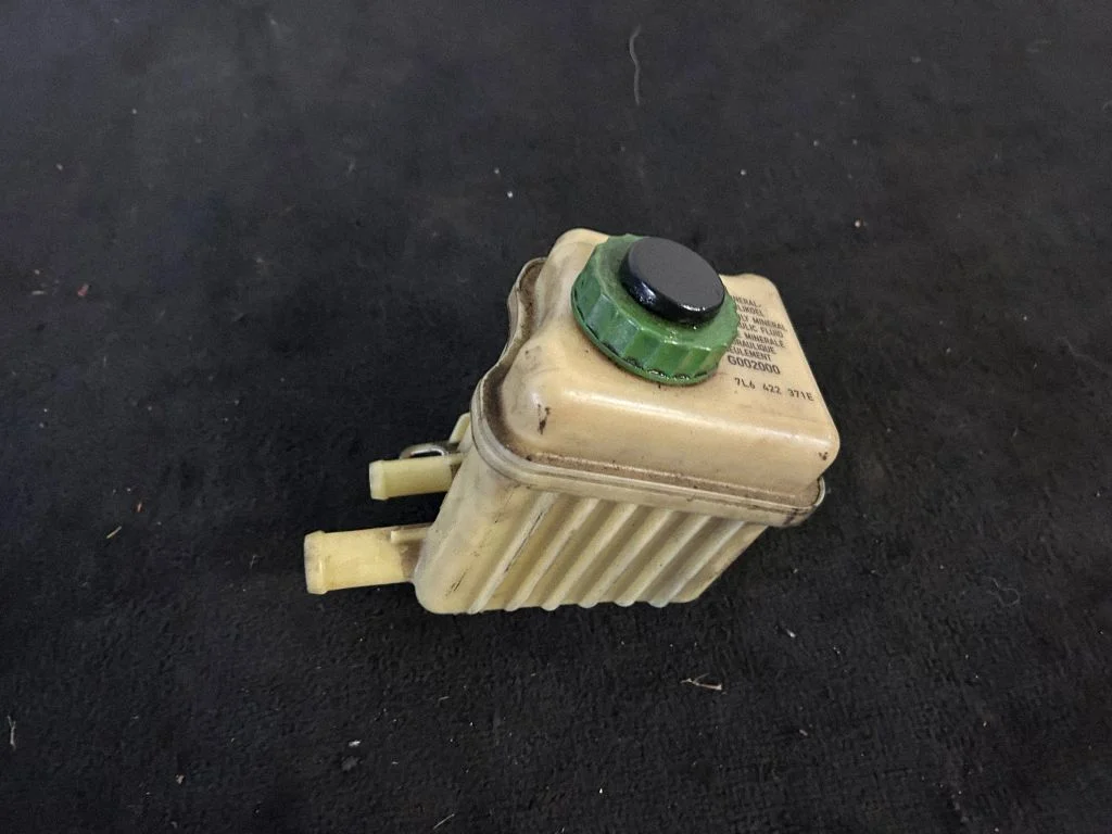 Power steering fluid tank/reservoir 7L6422373B