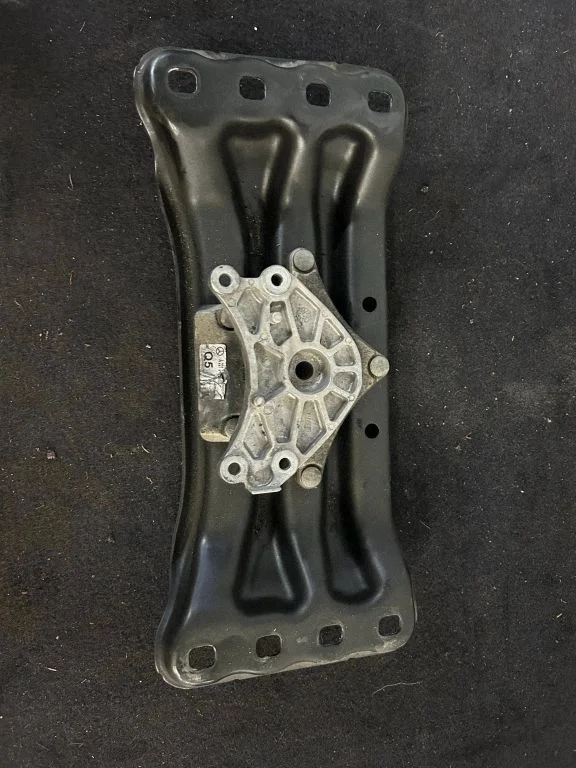 Gearbox mounting bracket