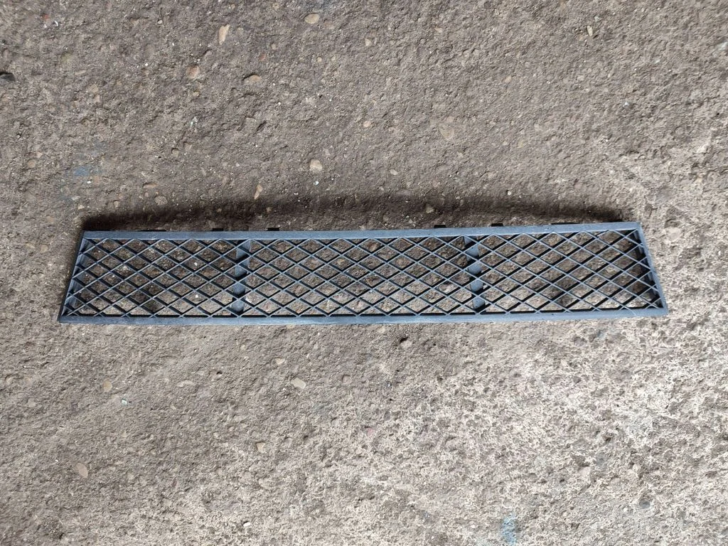Front bumper lower grill – centre