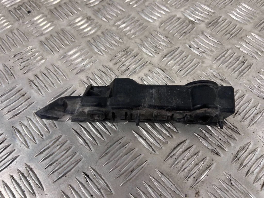 Front bumper mounting bracket 8T0807284C