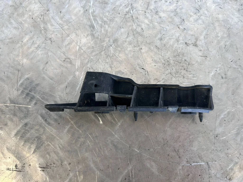 Front bumper mounting bracket 8T0807283C
