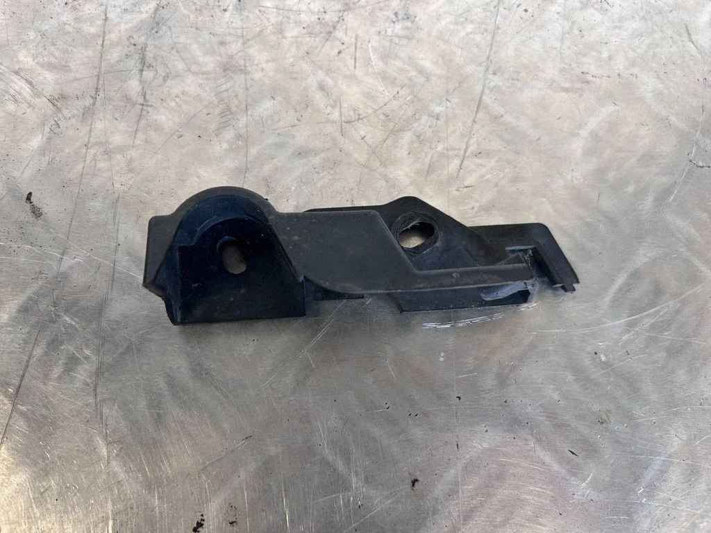 Priekšējā bampera turētājs 8K0807284E