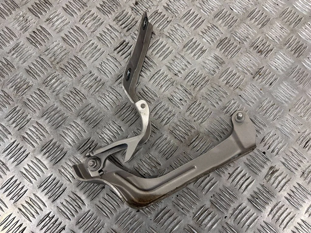 Engine bonnet/hood hinges
