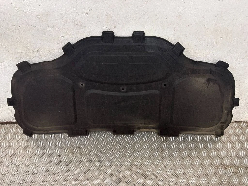 Engine bonnet/hood sound/heat insulation