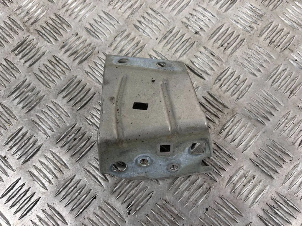 Fender mounting bracket