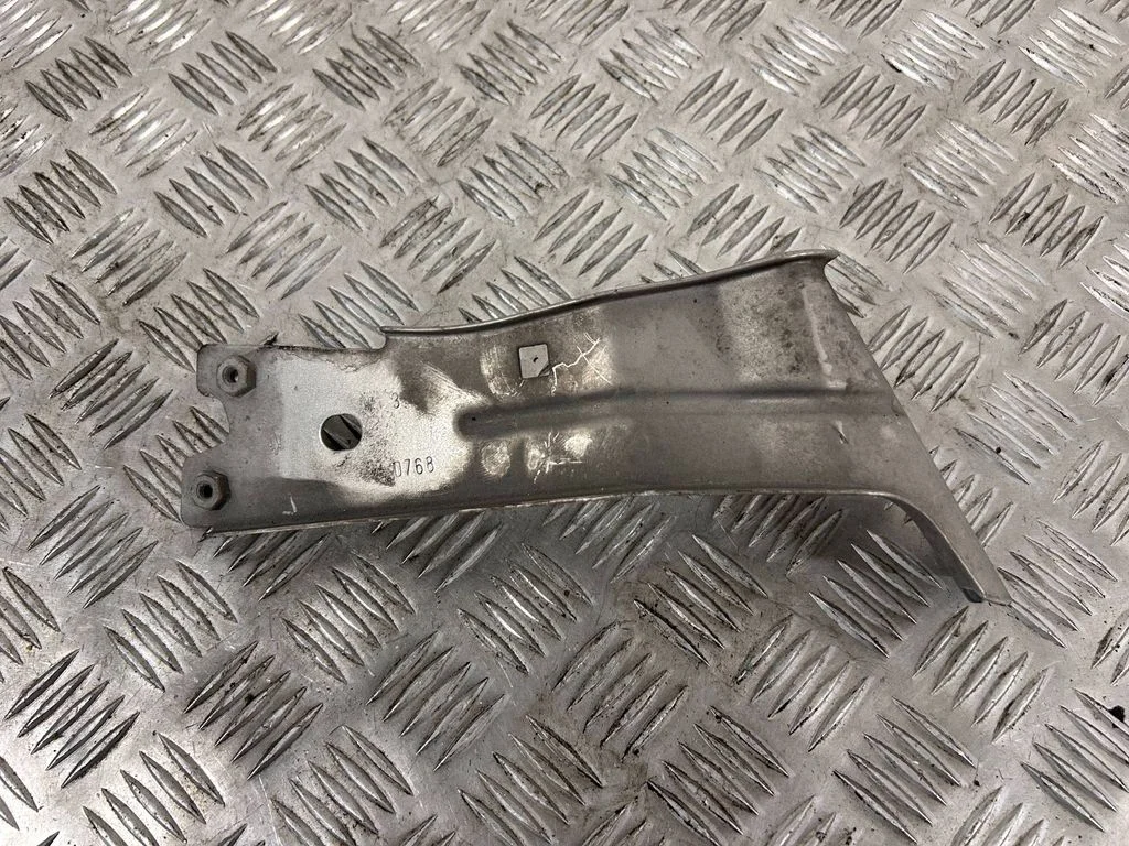 Fender mounting bracket