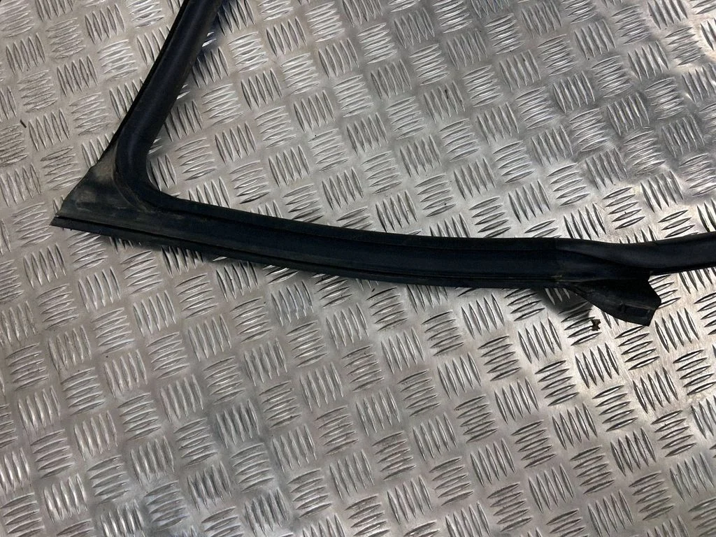 Front door rubber seal 670032870