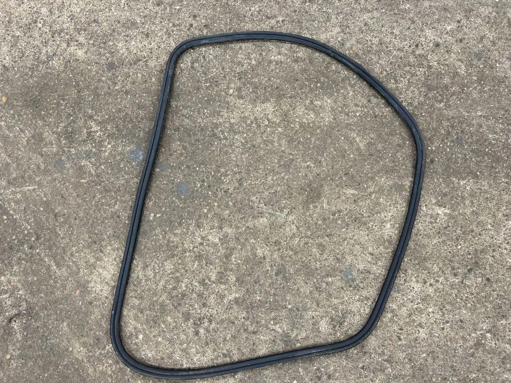 Front door rubber seal – front right