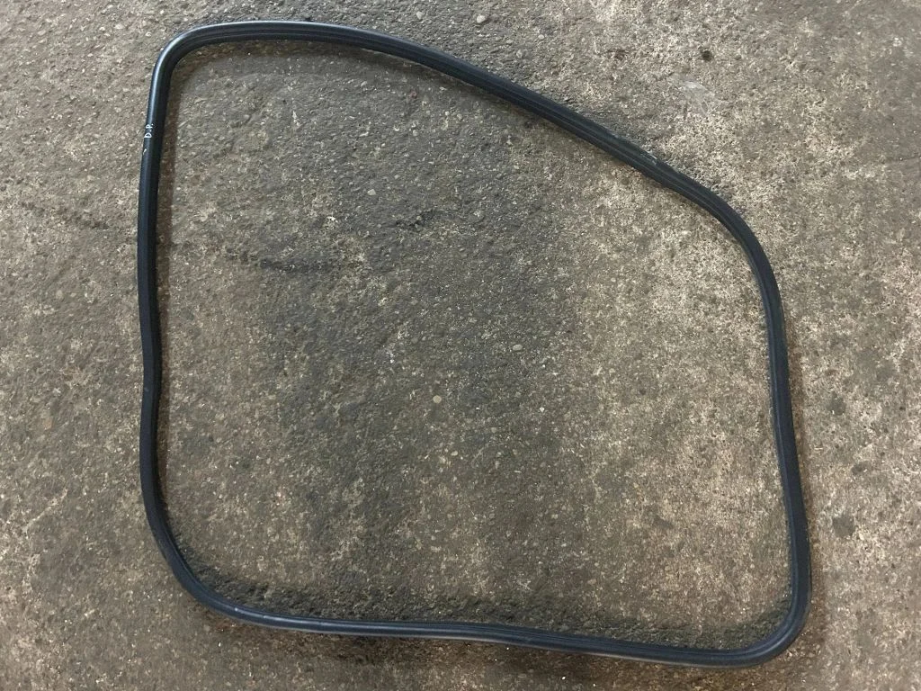 Front door rubber seal – front right