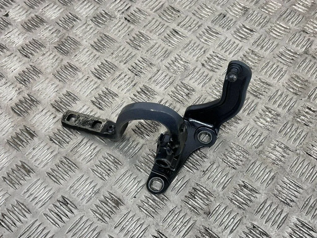 Rear door upper hinge 1898789