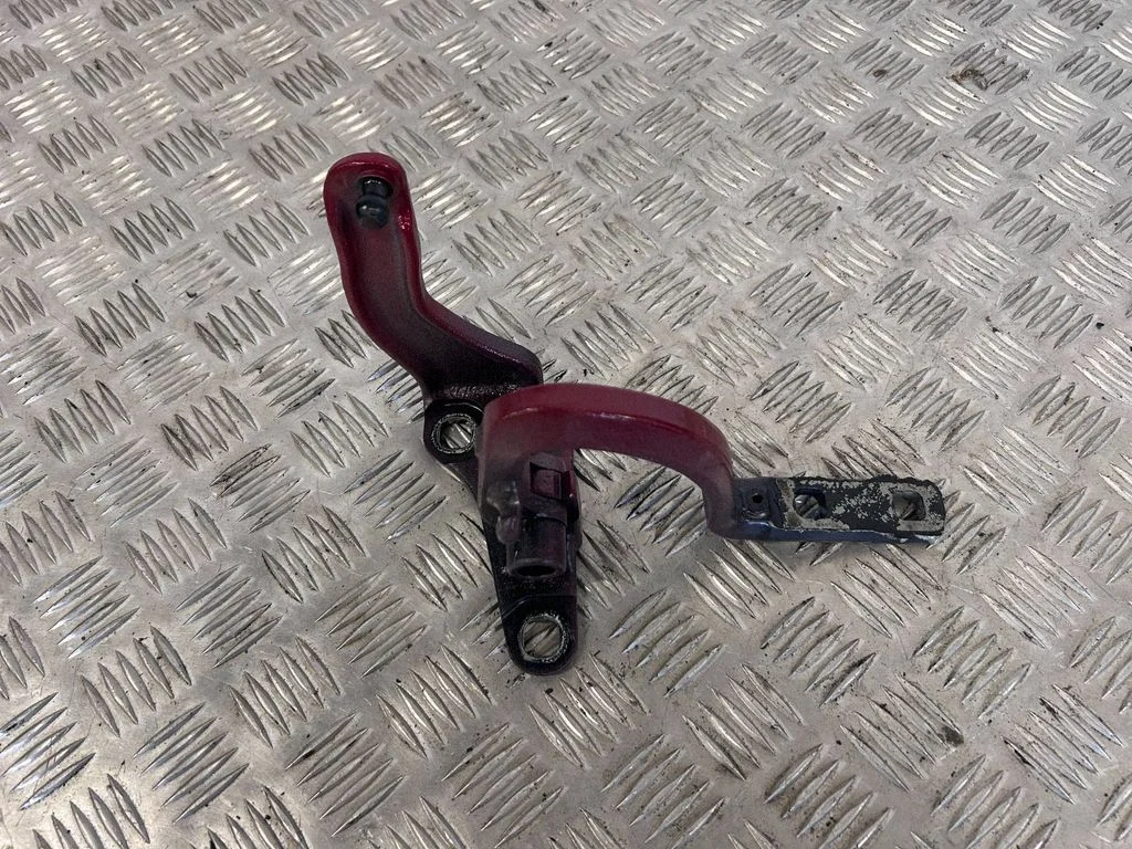 Rear door upper hinge 1037844