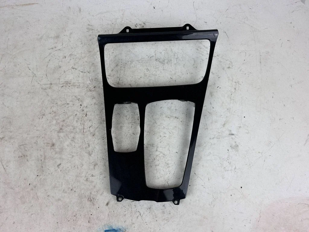 Pavarų perjungimo svirties apdaila (plastikinė)
