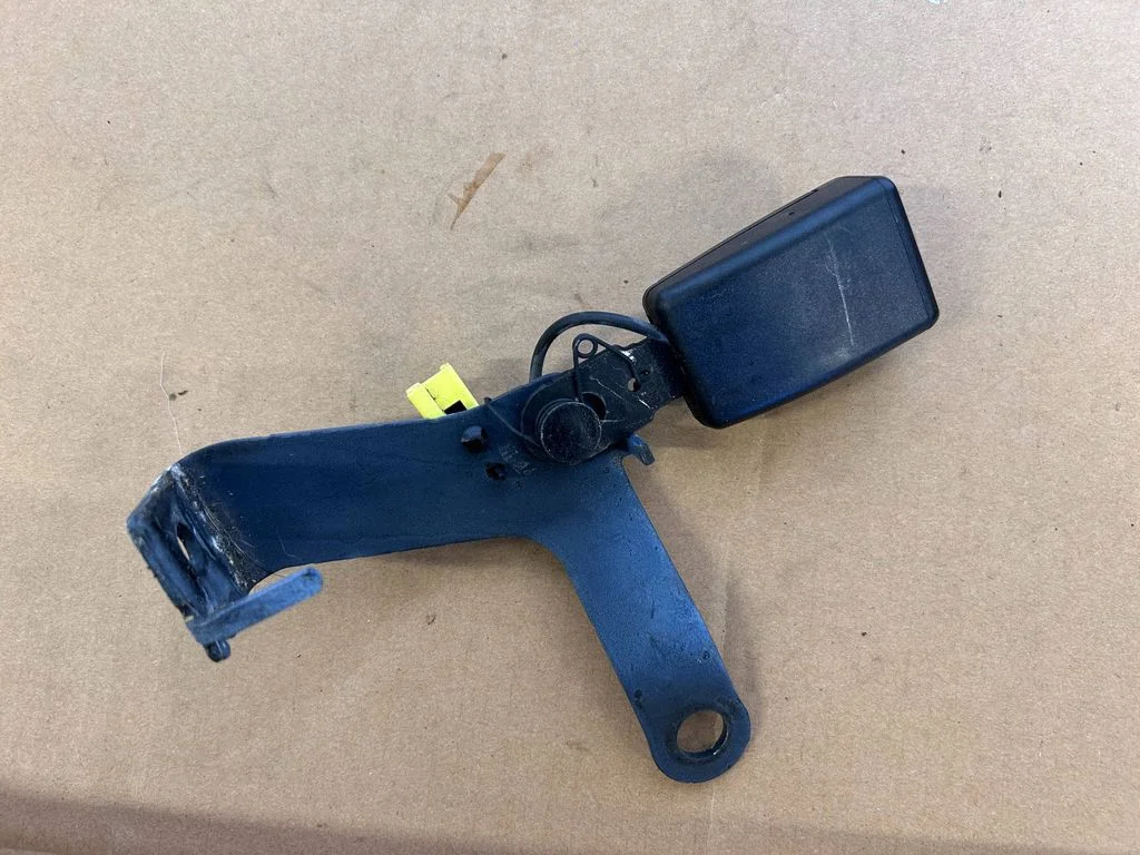 Rear seatbelt buckle 32205740