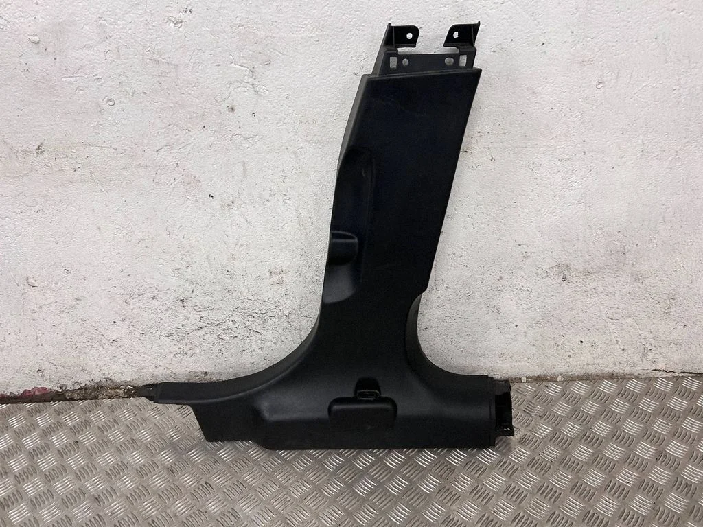 (B) pillar trim (bottom) 06700729220