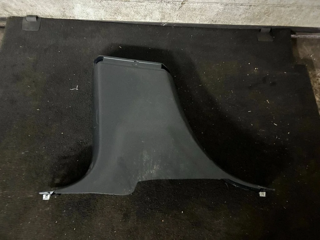 (B) pillar trim (bottom) A1676901112