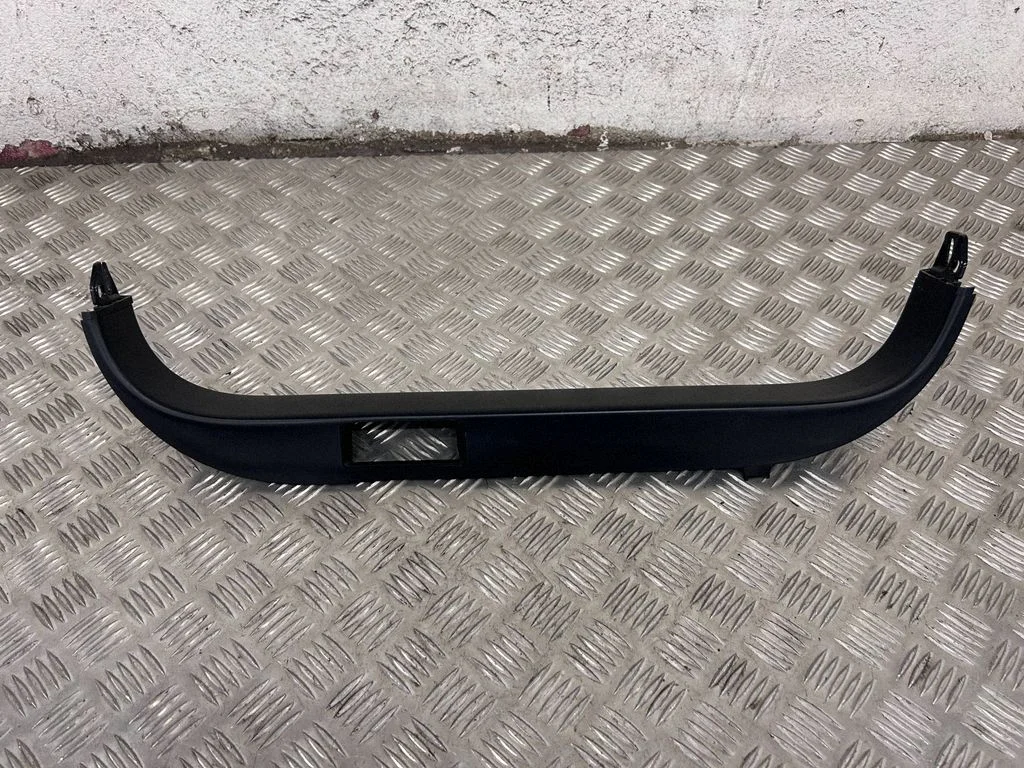 Rear sill trim cover 105842100L