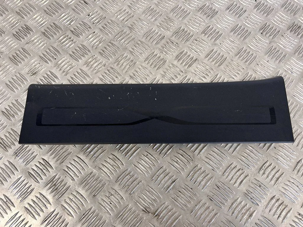 Rear sill trim cover 105318900E