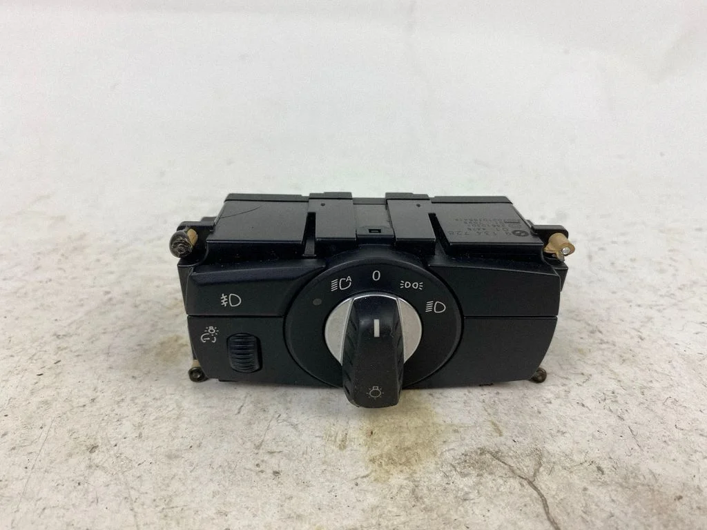 Light switch 9134728