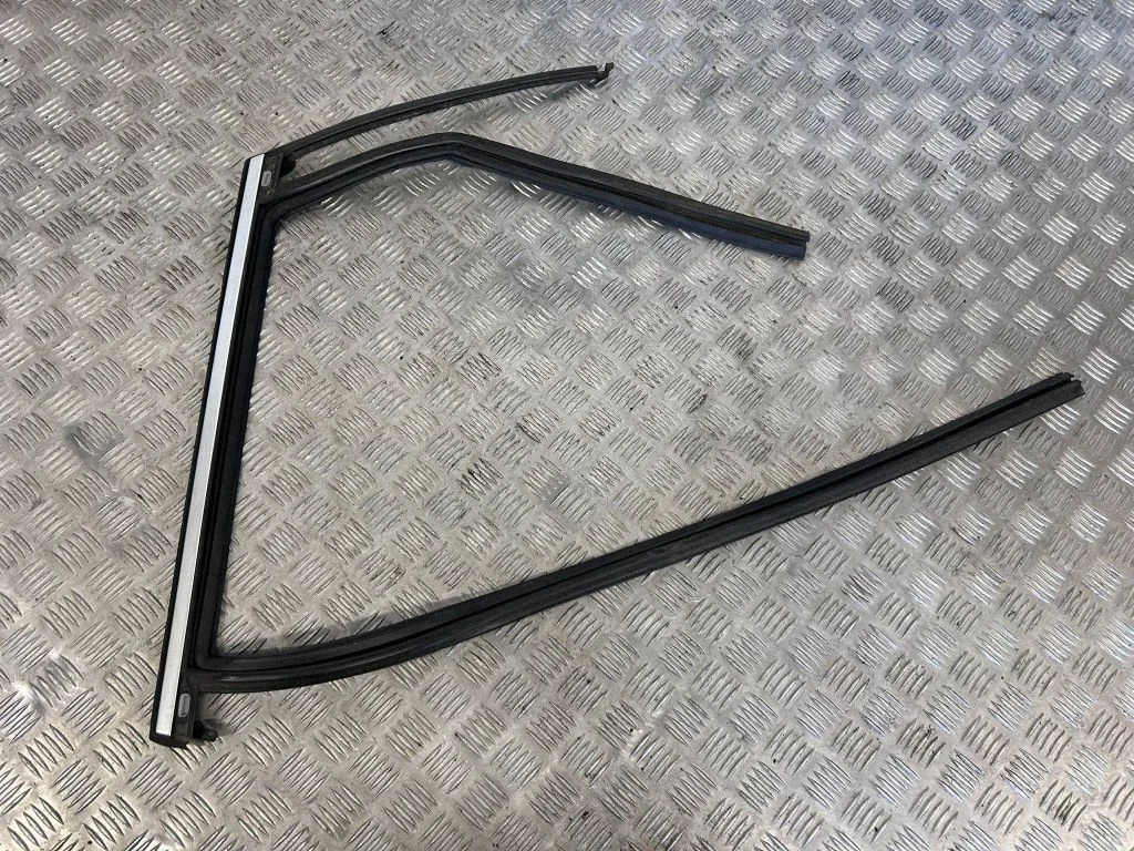 Rubber seal rear door 31856284