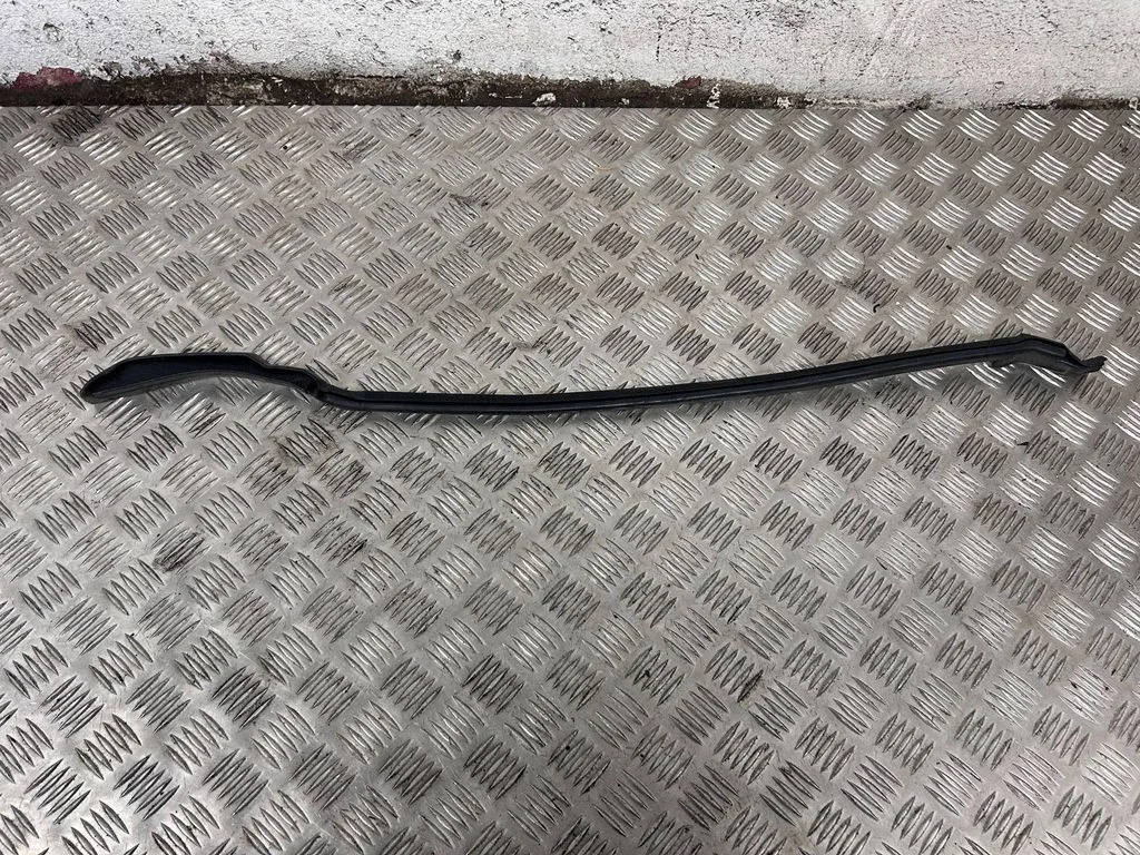 Rubber seal rear door – right