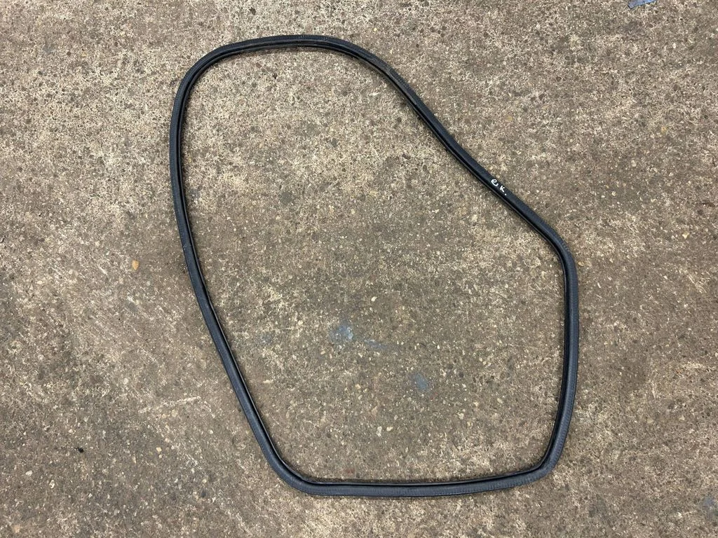Rubber seal rear door – rear left